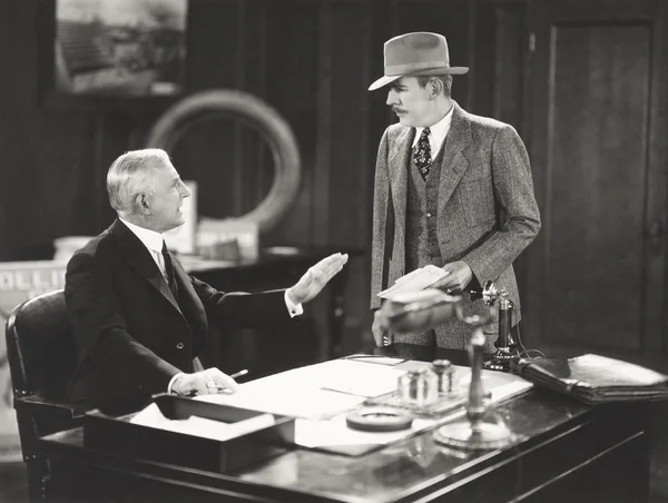 Mannen praten in office — Stockfoto