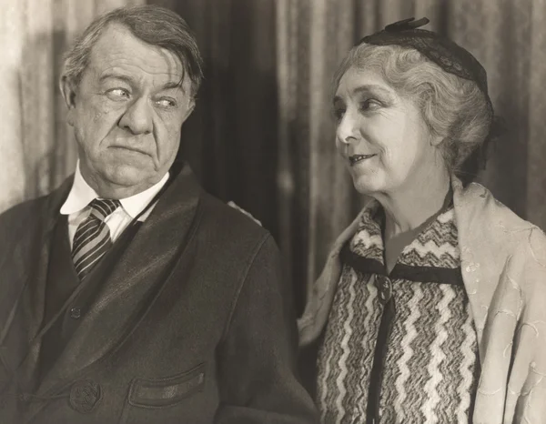 Man en vrouw op zoek zijwaarts — Stockfoto