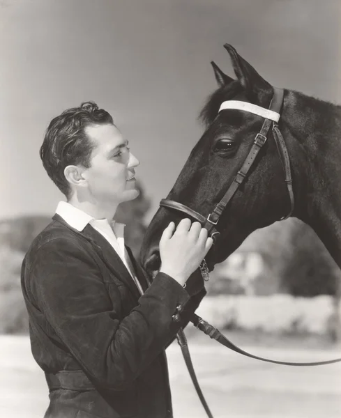 Man aaien zijn paard — Stockfoto