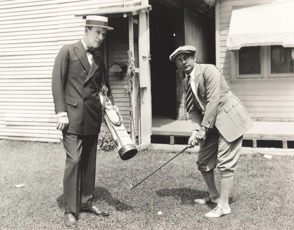 Dos hombres jugando al golf — Foto de Stock