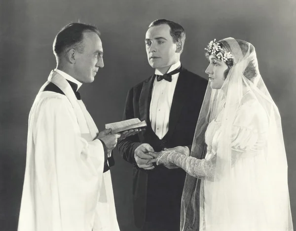 Young man and woman getting married — Stock Photo, Image