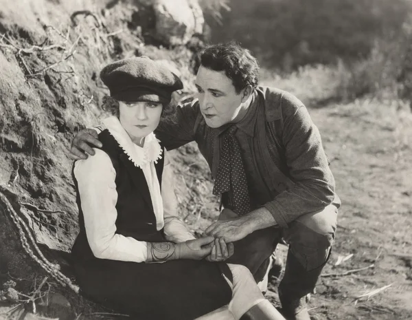 Hombre y mujer hablando al aire libre — Foto de Stock