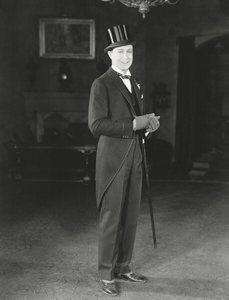 счастливый грум улыбается
