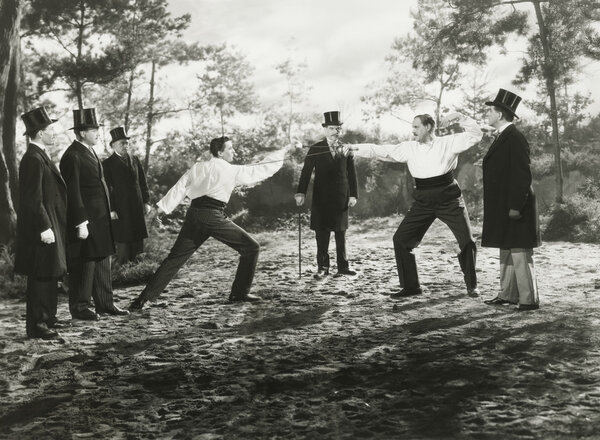 Мужчины сражаются на мечах
