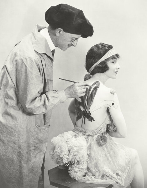 Мужская живопись на спине женщины
