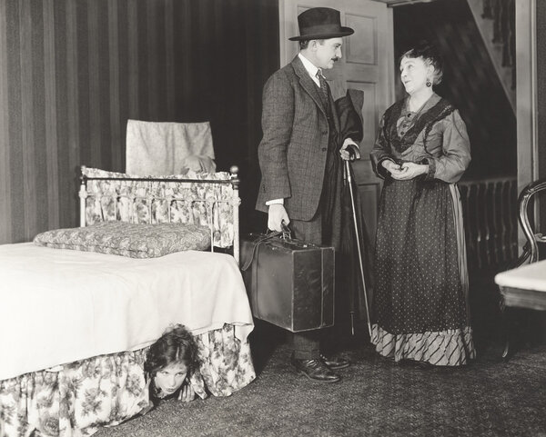 Мужчина и пожилая женщина говорят
