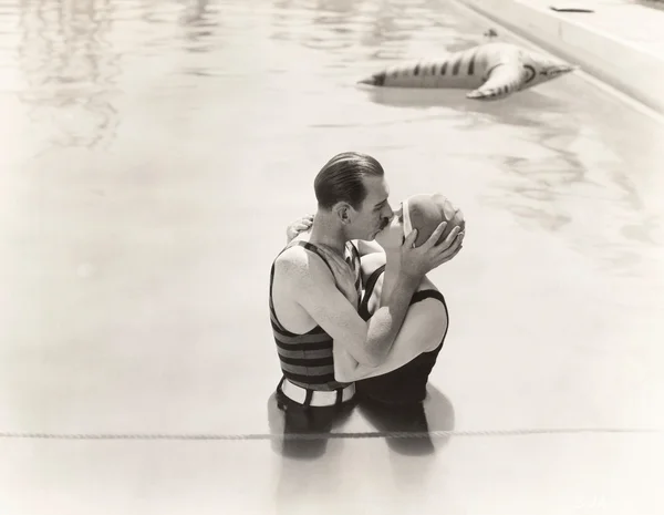 Homem e mulher beijando — Fotografia de Stock