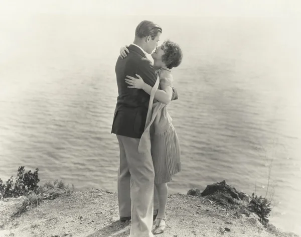 Abbracci uomo e donna — Foto Stock