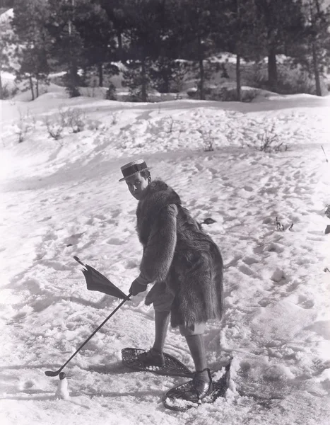 Mann spielt Golf im Schnee — Stockbild Mann spielt Golf — Stockfoto
