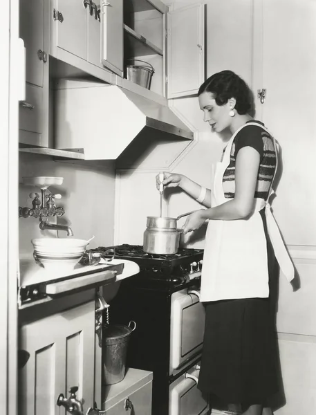 Женщина готовит еду — стоковое фото
