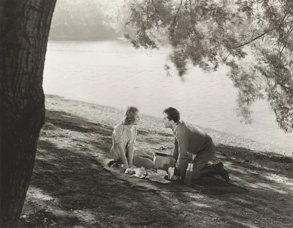 Man and woman having   picnic — Stock Photo, Image
