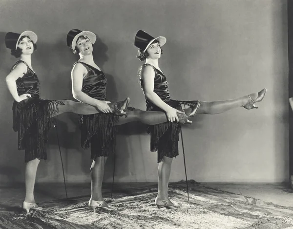 Mujeres jóvenes bailando — Foto de Stock