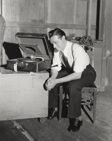 Homme écoutant du gramophone portable Images De Stock Libres De Droits