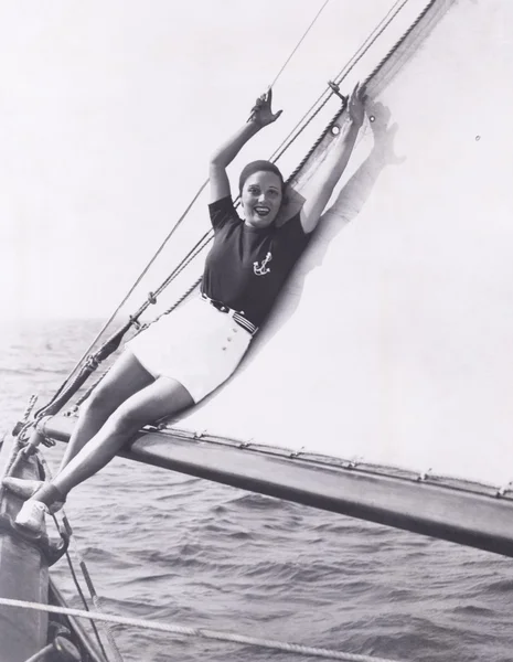 Junge Frau posiert auf Boot lizenzfreie Stockfotos