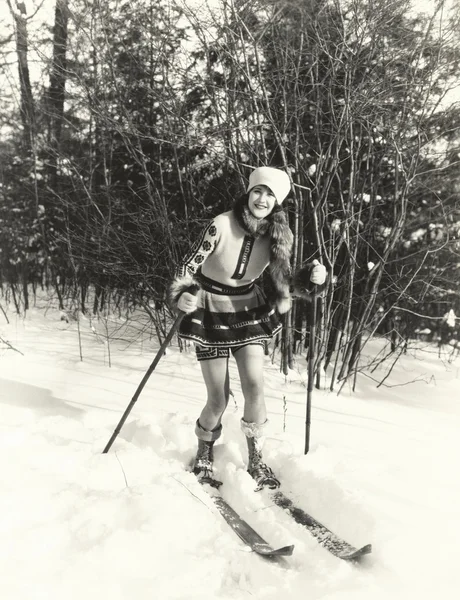 Glückliche Frau beim Skifahren — Stockfoto