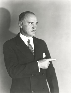 Parmağını gösteren adam.