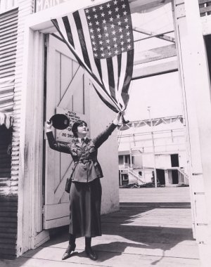 asker holding Amerikan bayrağı
