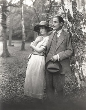 Erkek ve kadın ağacın yanında ayakta