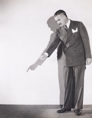 parmak ile işaret eden adam