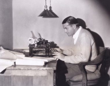 iş yerinde orta yetişkin yazar