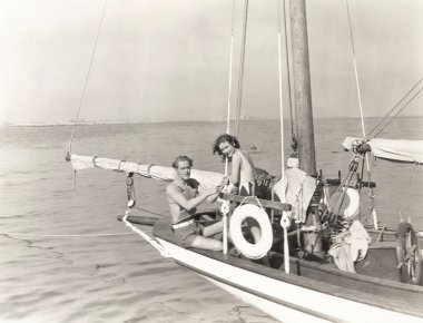 Genç çift yelken