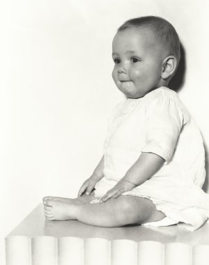 masada oturan çocuk