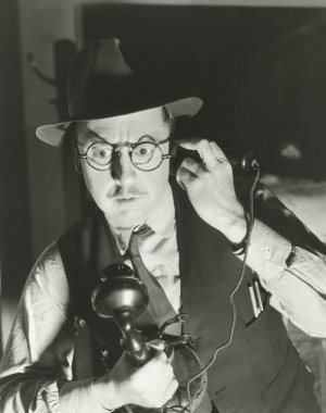 telefonu kullanan adam