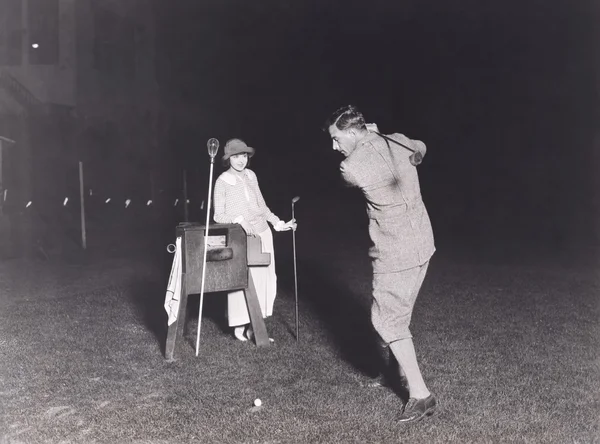 Homem e mulher jogando golfe — Fotografia de Stock