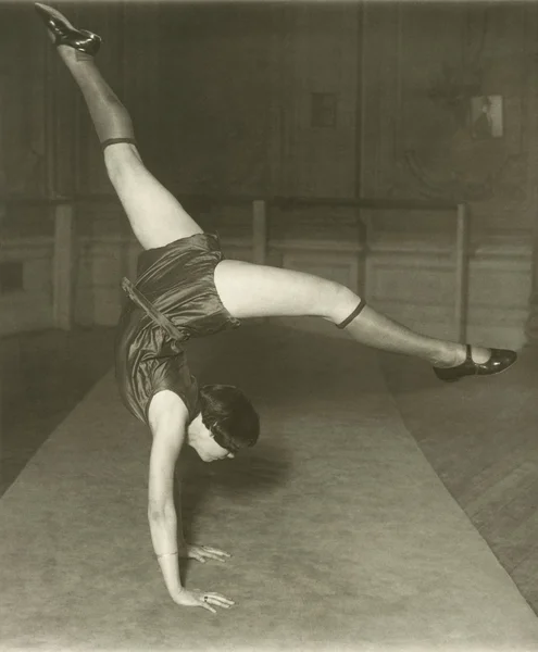 Kobieta wykonywania Handstand podzielić — Zdjęcie stockowe