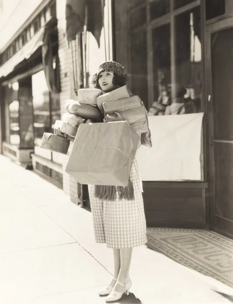 Mujer sosteniendo cajas — Foto de Stock