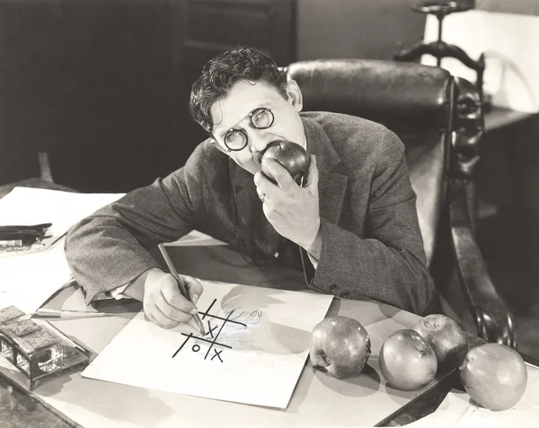 Hombre comiendo manzanas — Foto de Stock