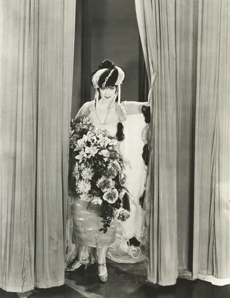 Vrouw met bloemen wandelen — Stockfoto