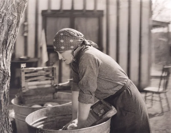 Frau beim Wäschewaschen — Stockfoto