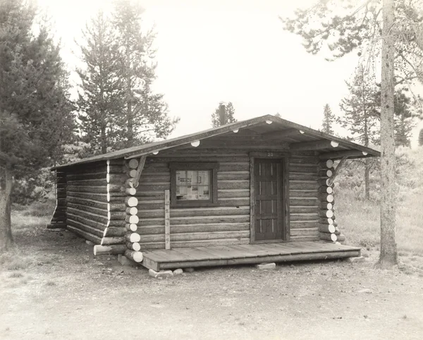 Klein huis in het land — Stockfoto