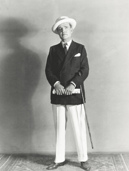 мужчина средних лет, стоящий
