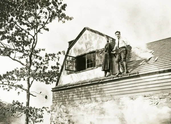 Muž a žena stojí na střeše — Stock fotografie