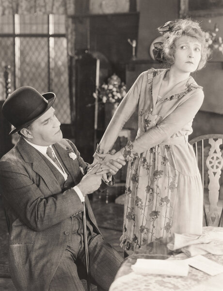 Мужчина держит за руки женщину
