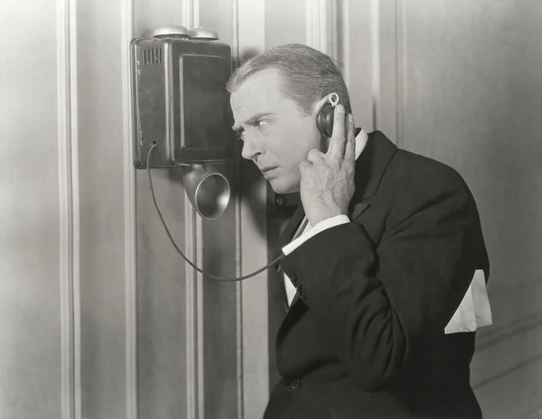 Ο άντρας στο τηλέφωνο. — Φωτογραφία Αρχείου