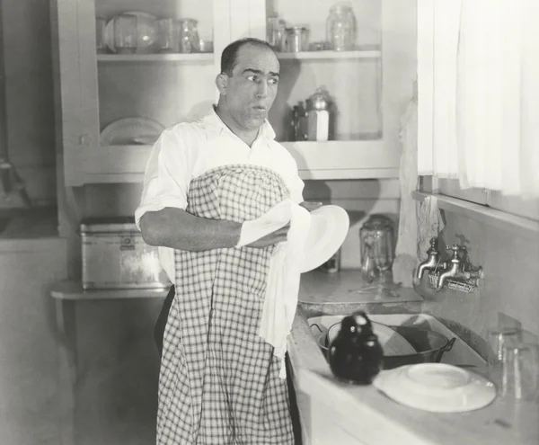 Людина сушить посуд — стокове фото