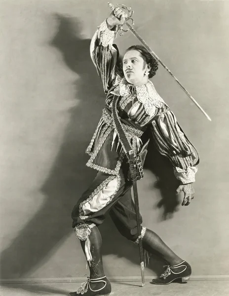 Joven espadachín posando — Foto de Stock