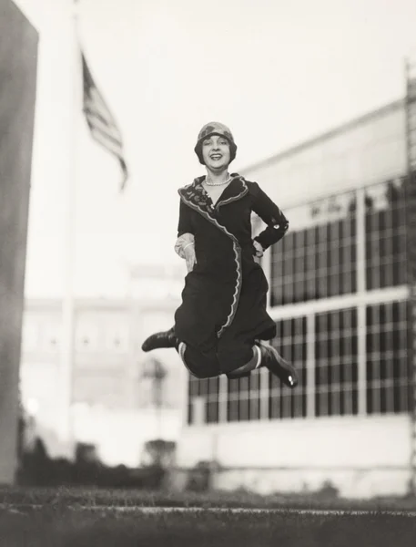 女性の喜びのためにジャンプ — ストック写真