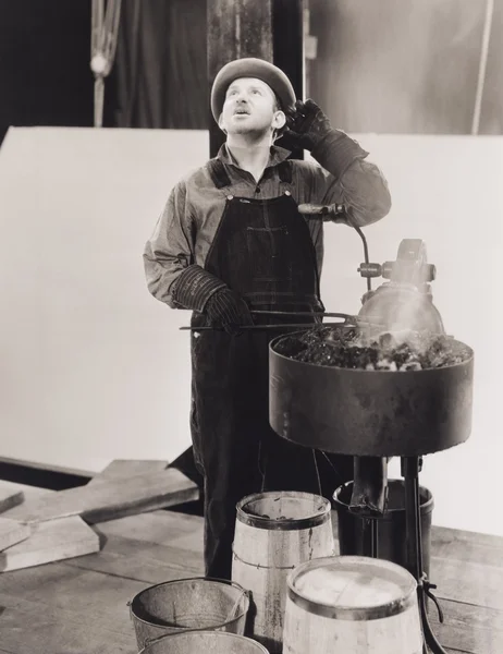 Worker distracted from his work — Stock Photo, Image