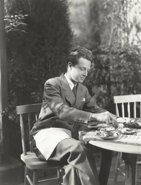 Giovane che fa colazione — Foto Stock