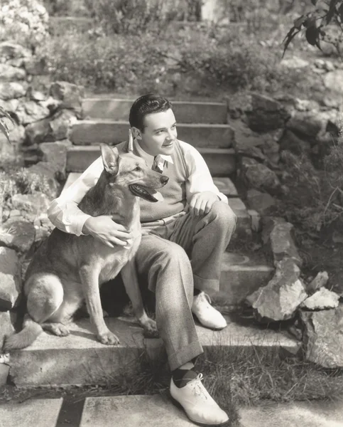 Jeune homme assis avec chien — Photo