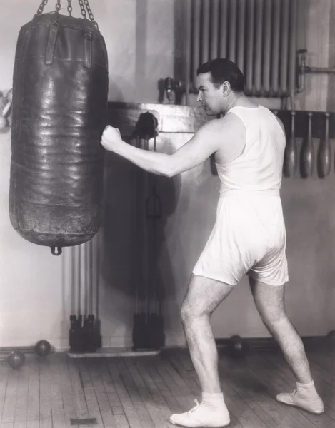 Boxer trabalhando no ginásio — Fotografia de Stock