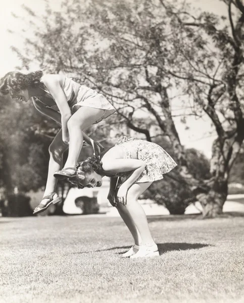 Mujeres jugando salto rana —  Fotos de Stock