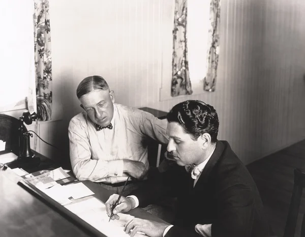 Hombre Firmando en la línea de puntos —  Fotos de Stock