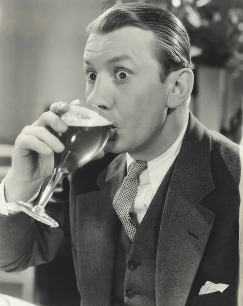 Mladý muž, pití — Stock fotografie