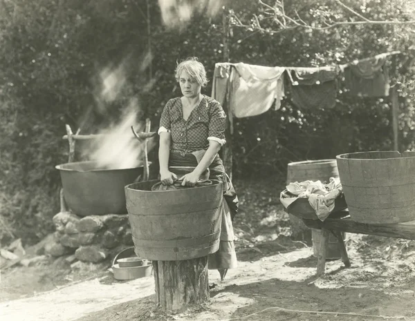 Frau wäscht sich im Freien — Stockfoto