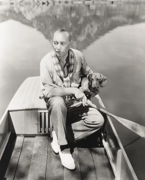 Man and his dachshund go rowing — Stock Photo, Image